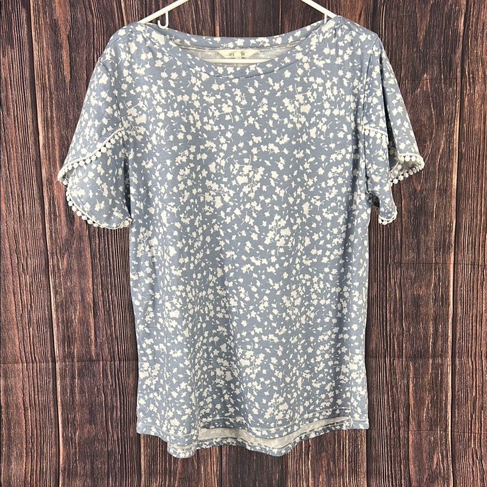Amaryllis Gray and White Flutter Sleeve Boxy Blouse